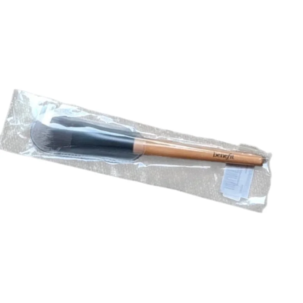 Benefit Cosmetics Foundation Brush NWT